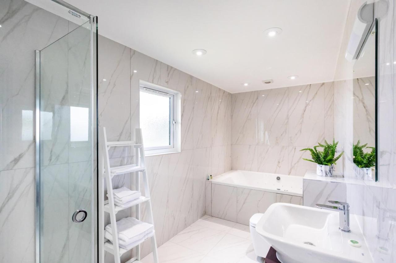 The Vale Golf & Country Club Villa Bishampton Bagian luar foto