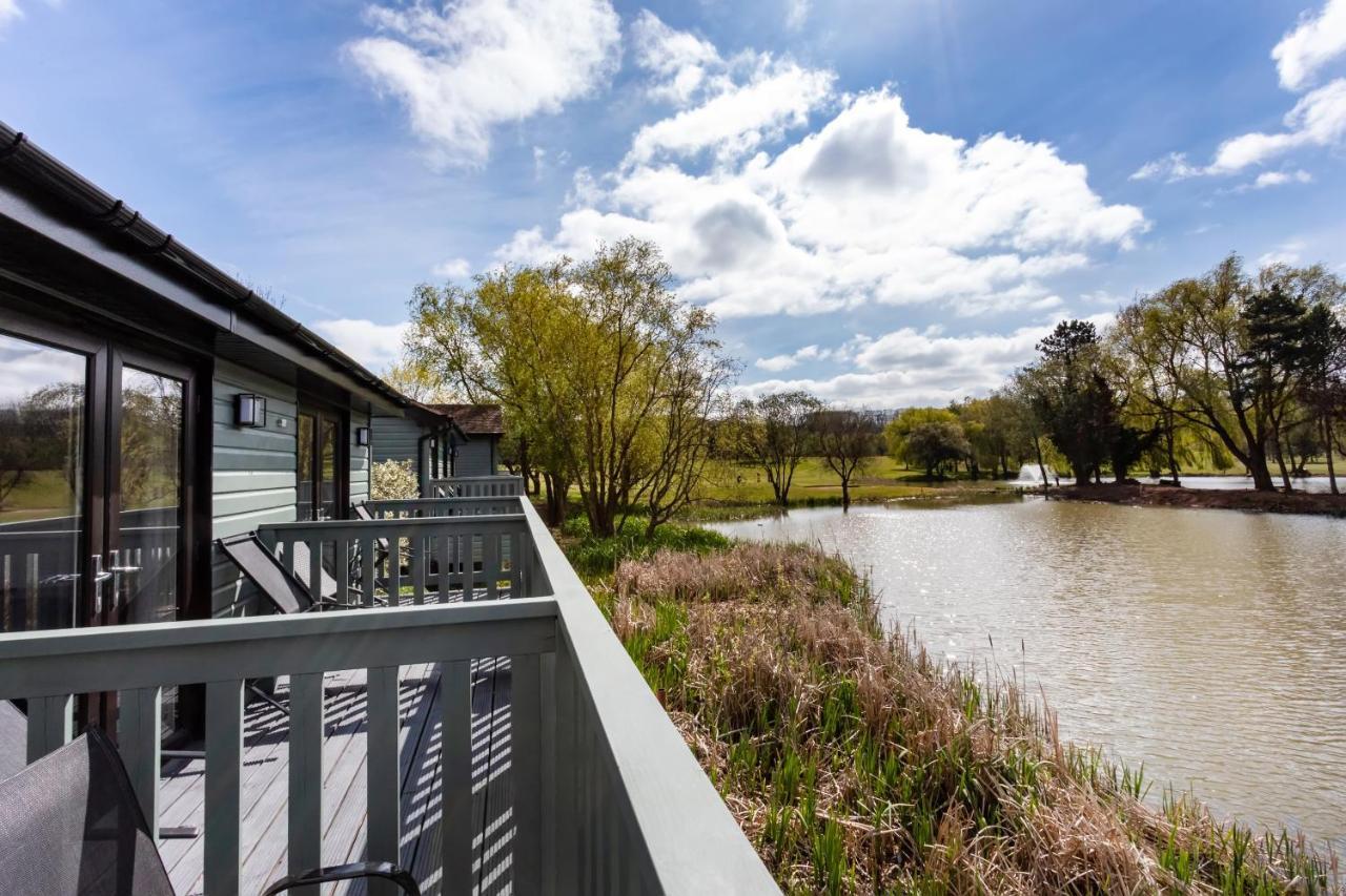 The Vale Golf & Country Club Villa Bishampton Bagian luar foto